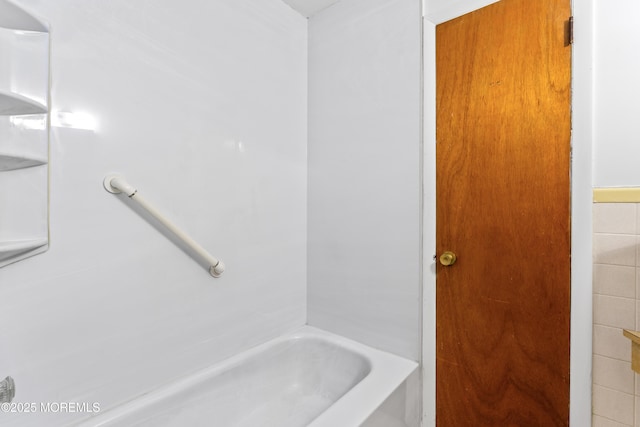 bathroom with bathtub / shower combination