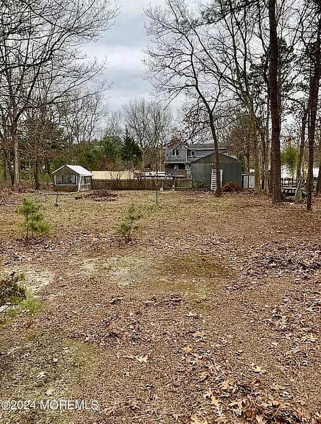 view of yard with an outbuilding