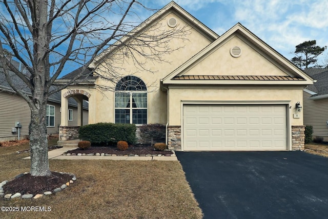 view of front facade featuring a garage