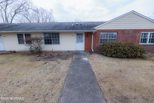 single story home with a front lawn