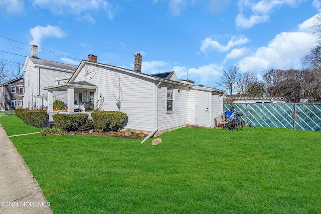 view of side of property featuring a lawn