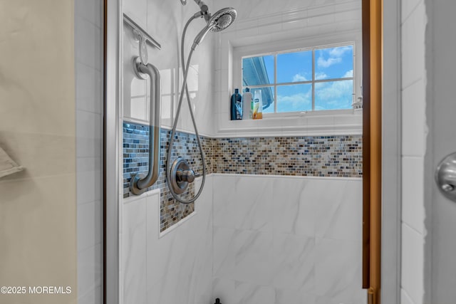 bathroom featuring tiled shower