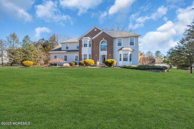 view of front facade featuring a front lawn