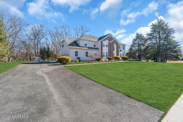 view of front facade with driveway and a front lawn