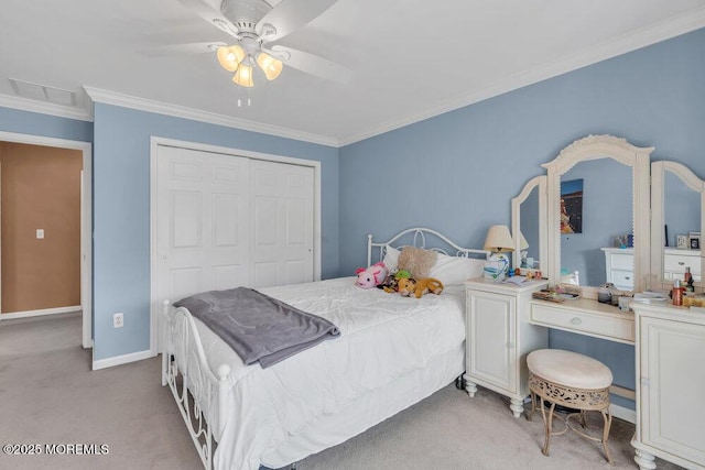 bedroom with ceiling fan, light carpet, baseboards, ornamental molding, and a closet