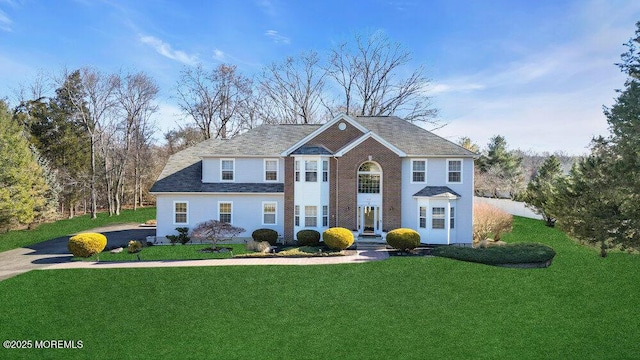 view of front of house featuring a front lawn