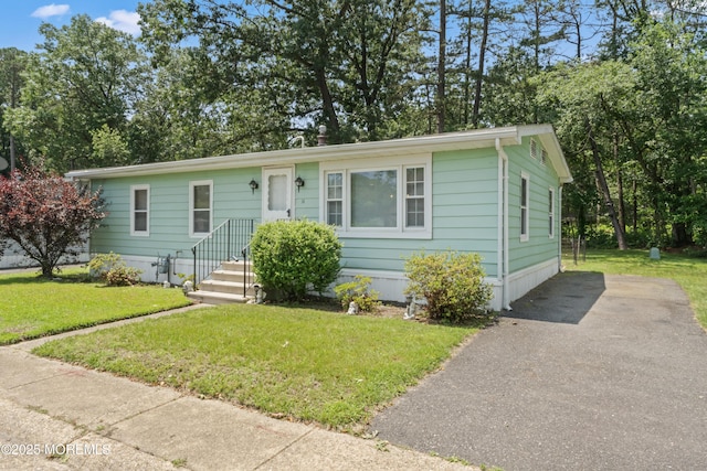 14 Douglas Dr, Jackson, NJ 08527 - view of front facade with a front yard and driveway