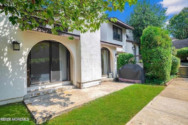 view of front of home with a front lawn