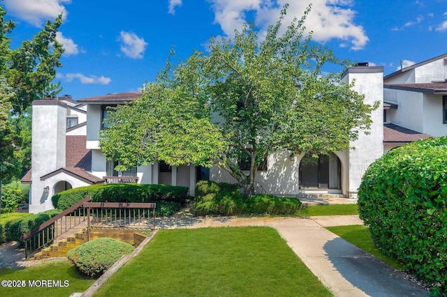 view of front of property featuring a front yard