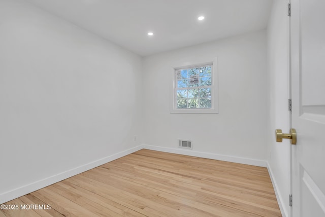 spare room featuring light wood-style floors, baseboards, visible vents, and recessed lighting