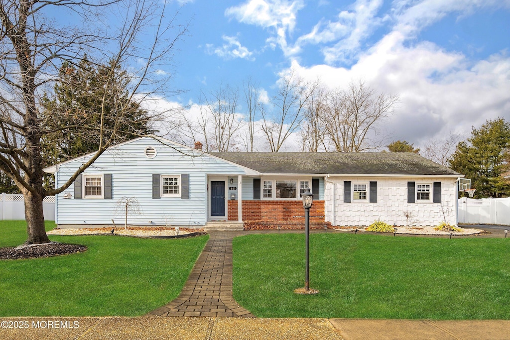 ranch-style house featuring a front yard