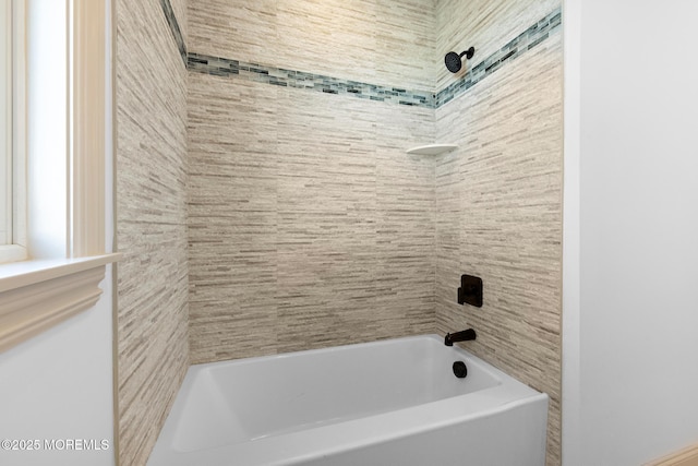 bathroom with tiled shower / bath combo