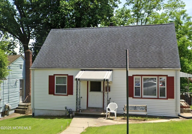 view of front of home featuring a front lawn