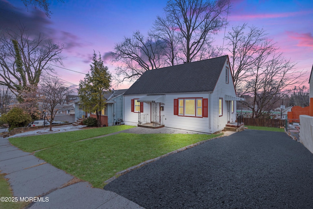 view of front of property featuring a yard