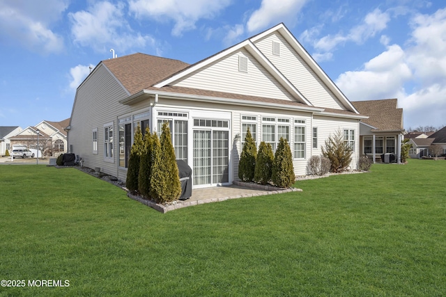 back of house featuring a lawn