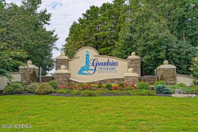 community / neighborhood sign featuring a lawn