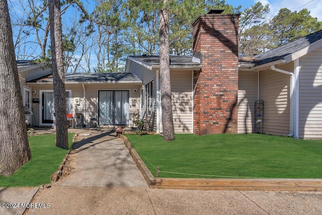 view of front of property featuring a front yard