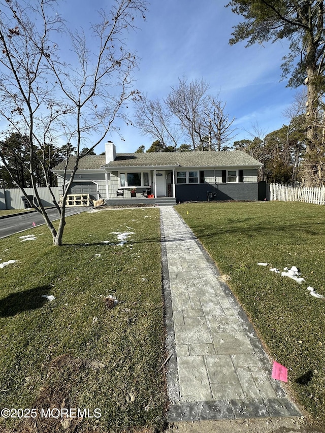 single story home with a front lawn