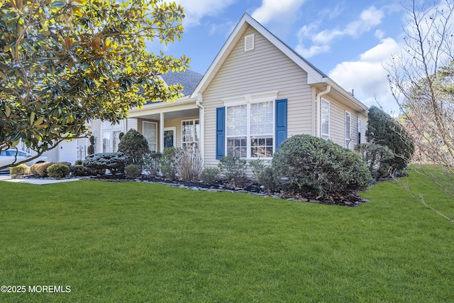 view of front facade with a front yard