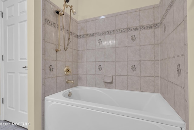 bathroom featuring tiled shower / bath