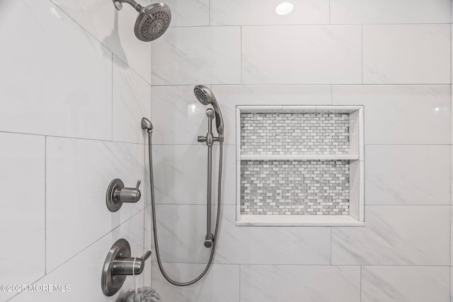 bathroom featuring a tile shower