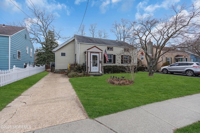 view of front of home featuring a front yard and fence