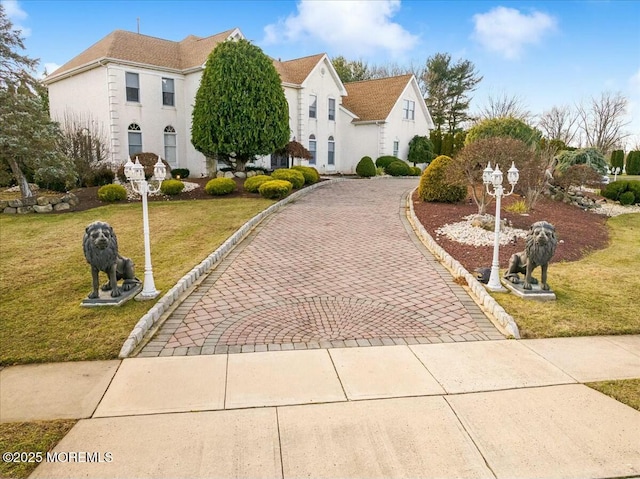 view of front of home featuring a front yard