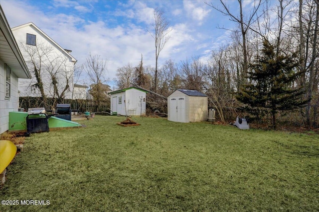 view of yard featuring a shed