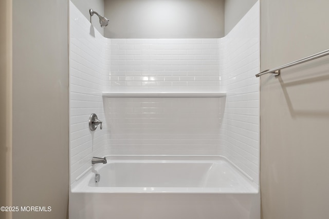 bathroom featuring tiled shower / bath