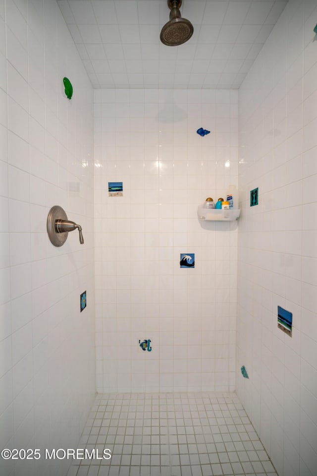 bathroom featuring tiled shower and tile walls