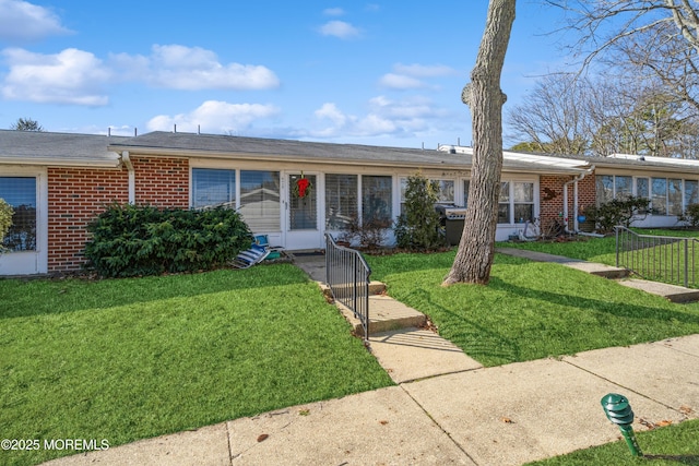 single story home featuring a front lawn