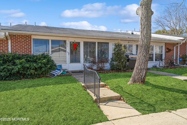 ranch-style home with a front yard