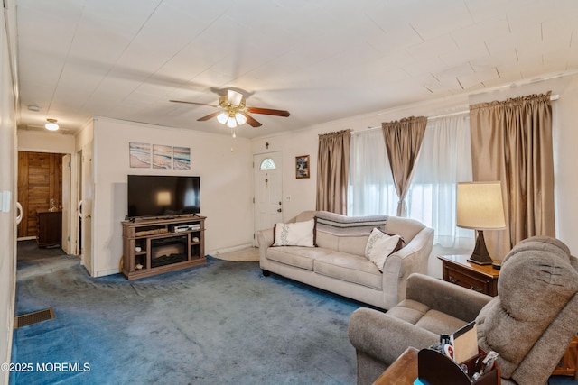 carpeted living room featuring ceiling fan