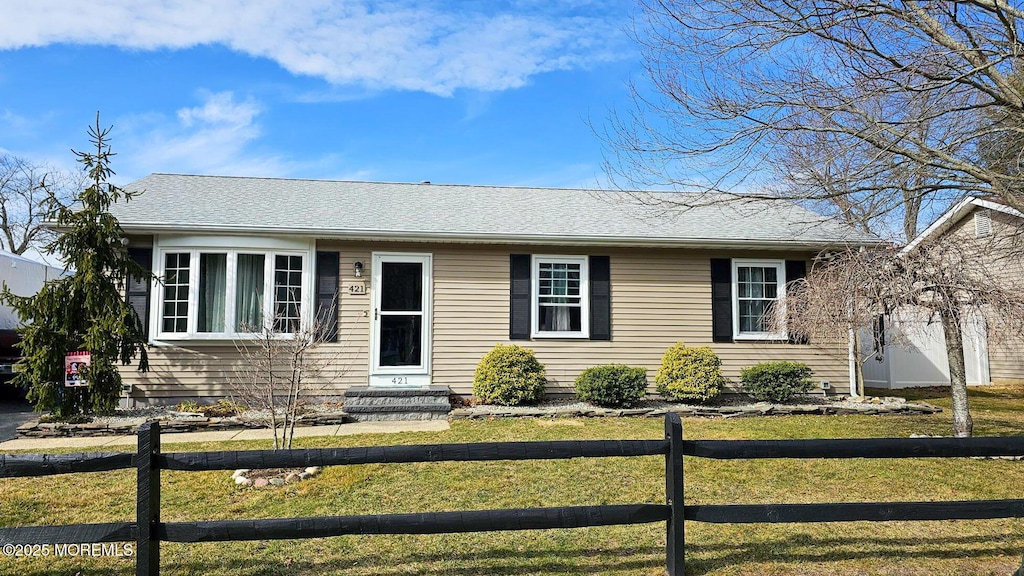 single story home featuring a front lawn