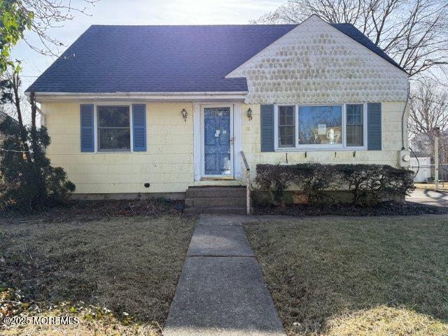 view of front facade with a front yard