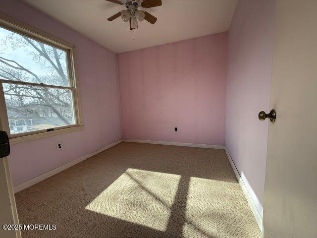 empty room with ceiling fan