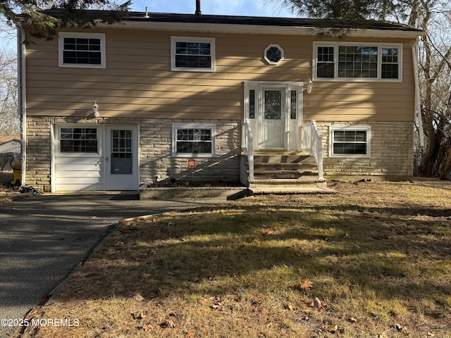 split foyer home featuring a front yard