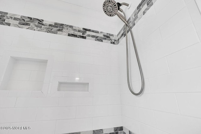 room details featuring tiled shower