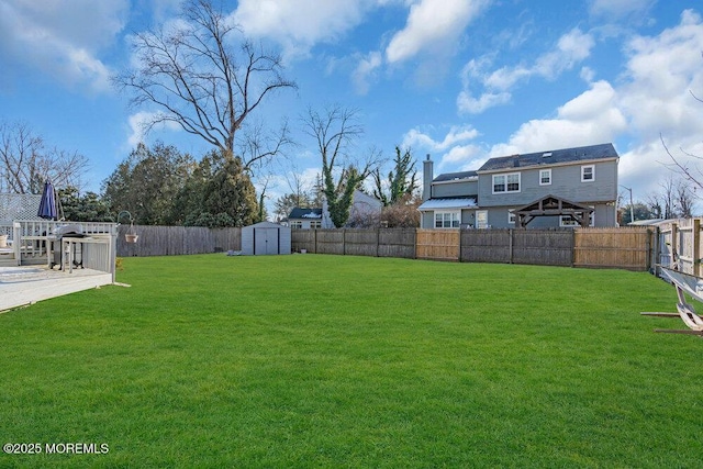 view of yard featuring a storage unit