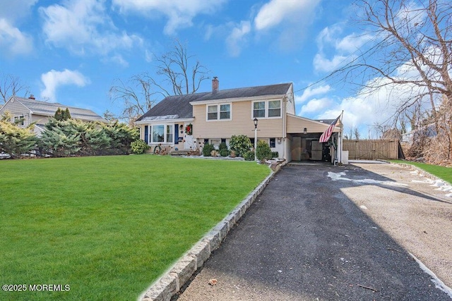 view of front of home featuring a front yard