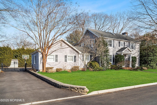 view of front facade featuring a front yard