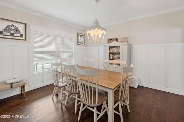 dining space featuring ornamental molding, dark hardwood / wood-style floors, and a notable chandelier