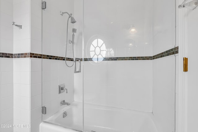 bathroom with tiled shower / bath combo