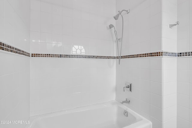 bathroom with tiled shower / bath combo