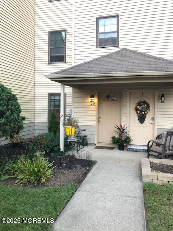 doorway to property with covered porch