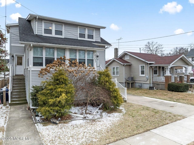 view of front of property featuring a porch and a front yard