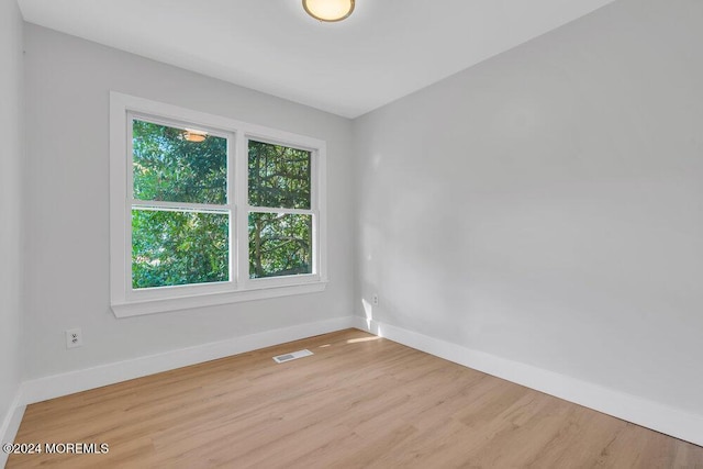 100 Governors Rd Unit 1000, Lakewood, NJ 08701 - empty room featuring light hardwood / wood-style floors