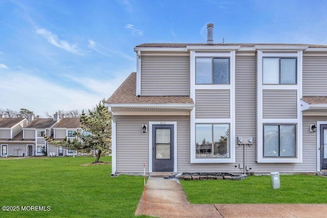 townhome / multi-family property featuring a front yard