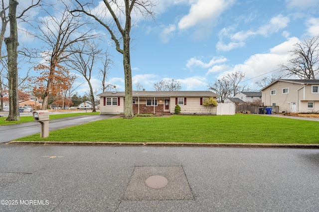 view of front of property featuring a front yard