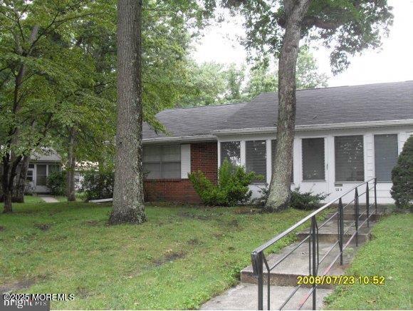 single story home featuring a front lawn